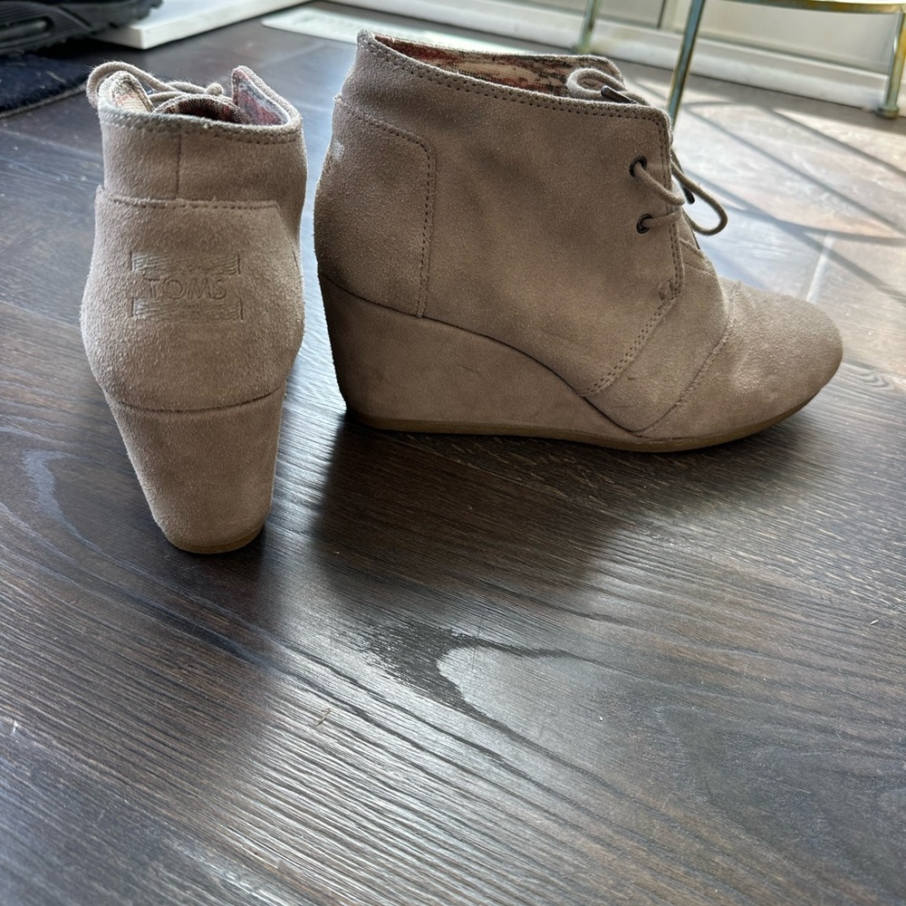 TOMS Women's Suede Wedge Booties - Taupe